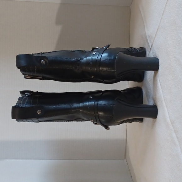 Harley Davidson calf heigth, 3.5 in heeled boots Sz 7 with a pewter belt accent. - Picture 5 of 11